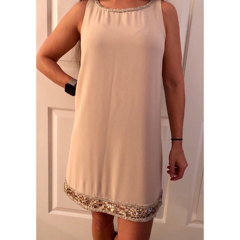 Sleeveless sequined dress!